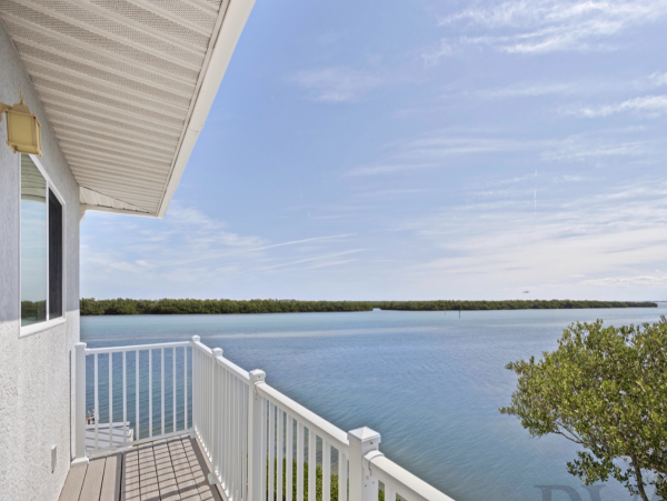 Waterfront Retreat with 4 Bedrooms in Longboat Key